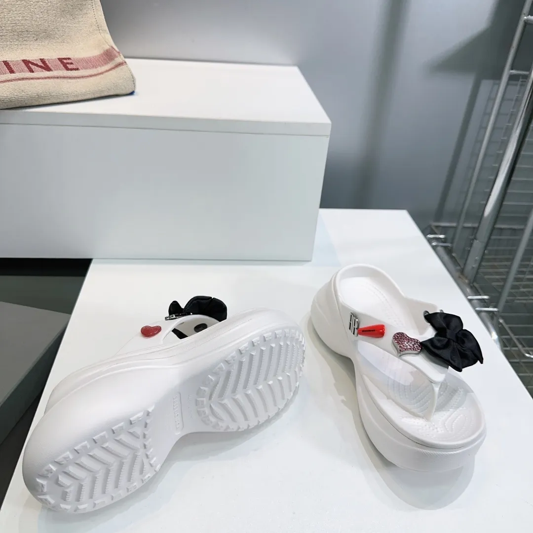 👟👟Ex-factory price 440👟👟 Top quality🔥Balenciaga 25 spring and summer latest thick-soled rubber jelly shoes flip-flops! 25 new spring dark horse items, fashion bloggers at home and abroad have put on foot shows, popular on social platforms at home and abroad, fashionistas must buy, various Parisian elements hardware buckle DIY, highly brand recognition All hardware is re-engraved and made with heavy gold molds Ingenious craftsmanship, accurately restoring every detail Original open-mold EVA rubber and plastic one-piece outsole Super light on the foot, a proper height-increasing artifact with an outsole height of 6cm Original full set of packaging Code number: 35-42 (40, 41, 42 are non-refundable) with original packaging